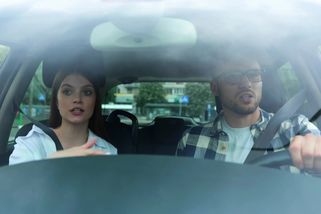 Kvíz: Kdo projede křižovatkou jako první? Křižovatka zamotá hlavu i řidičům z povolání - MotorGuru.cz